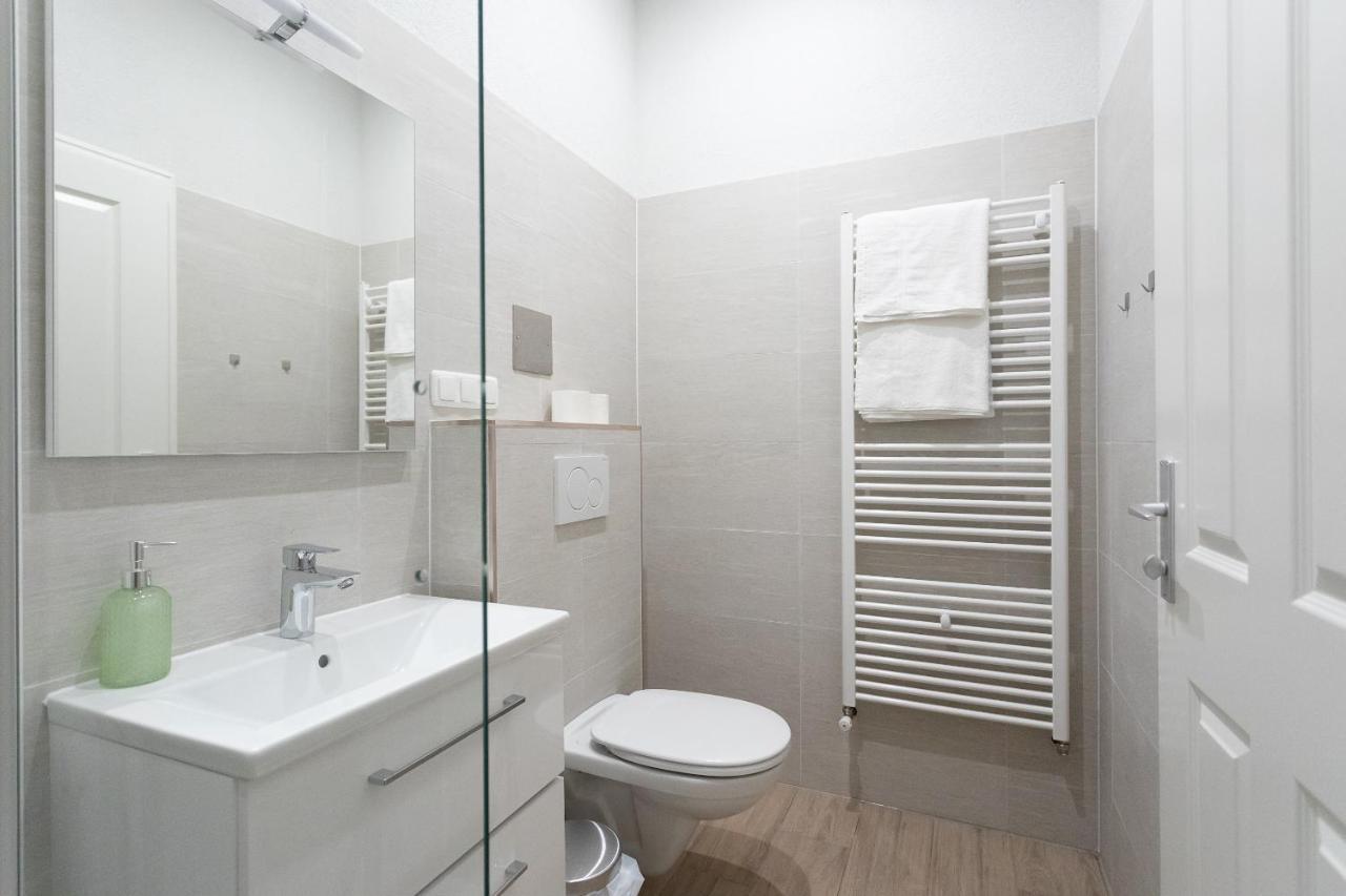 Schonbrunn Garden View Apartments Виена Екстериор снимка